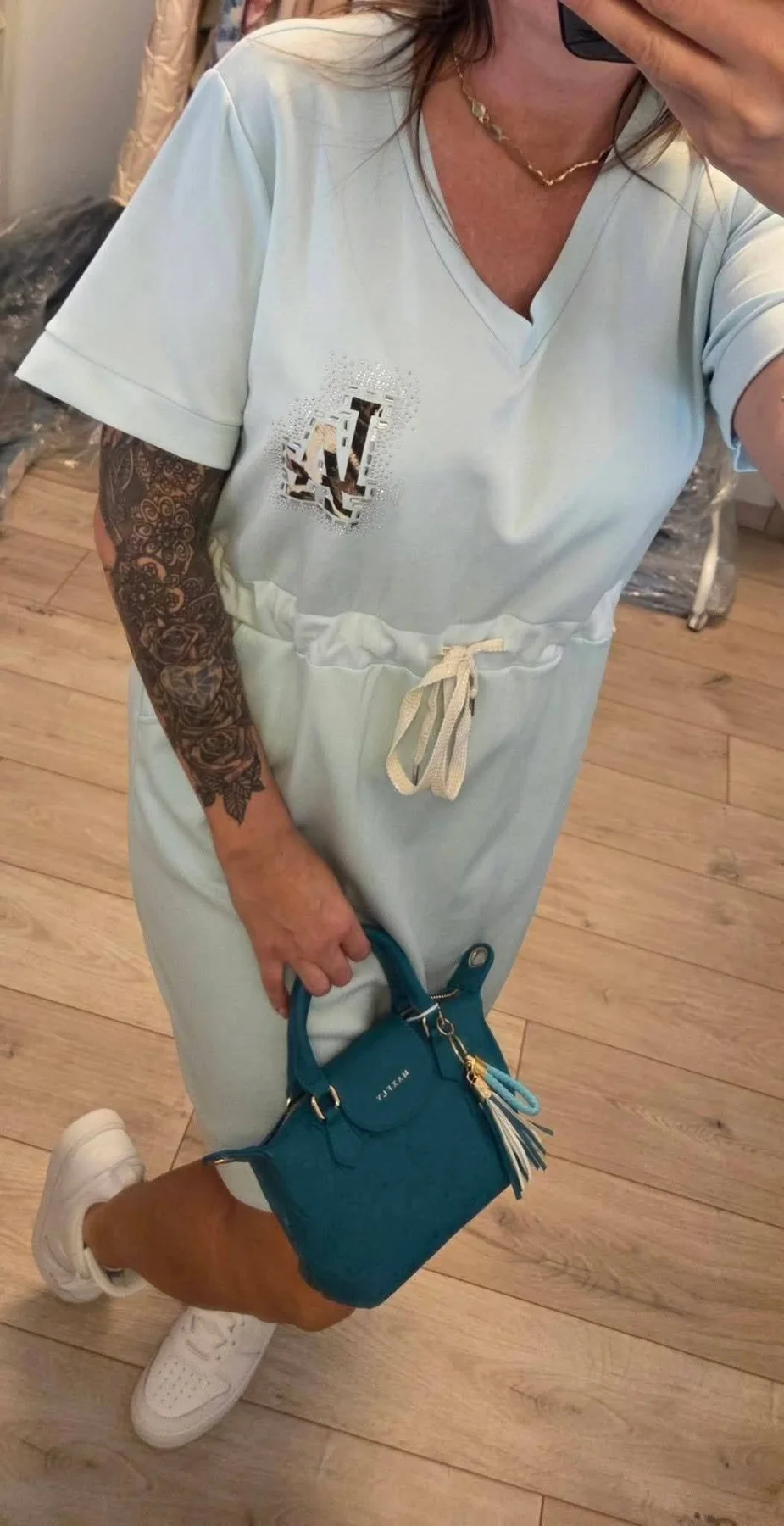menta női ruha, mentazöld pamut ruha, megkötős női ruha, V-nyakú nyári ruha, mintás pamut ruha, sportosan elegáns ruha, nyári pamut ruha, köves mintás ruha.