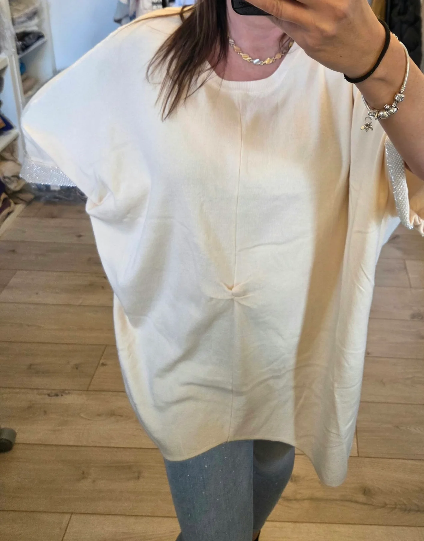 molett női tunika, plus size felső, nagyméretű női ruházat, strasszos molett tunika, denevérujjú nagyméretű felső, krém molett felső, alakformáló tunika moletteknek, elegáns plus size ruházat.