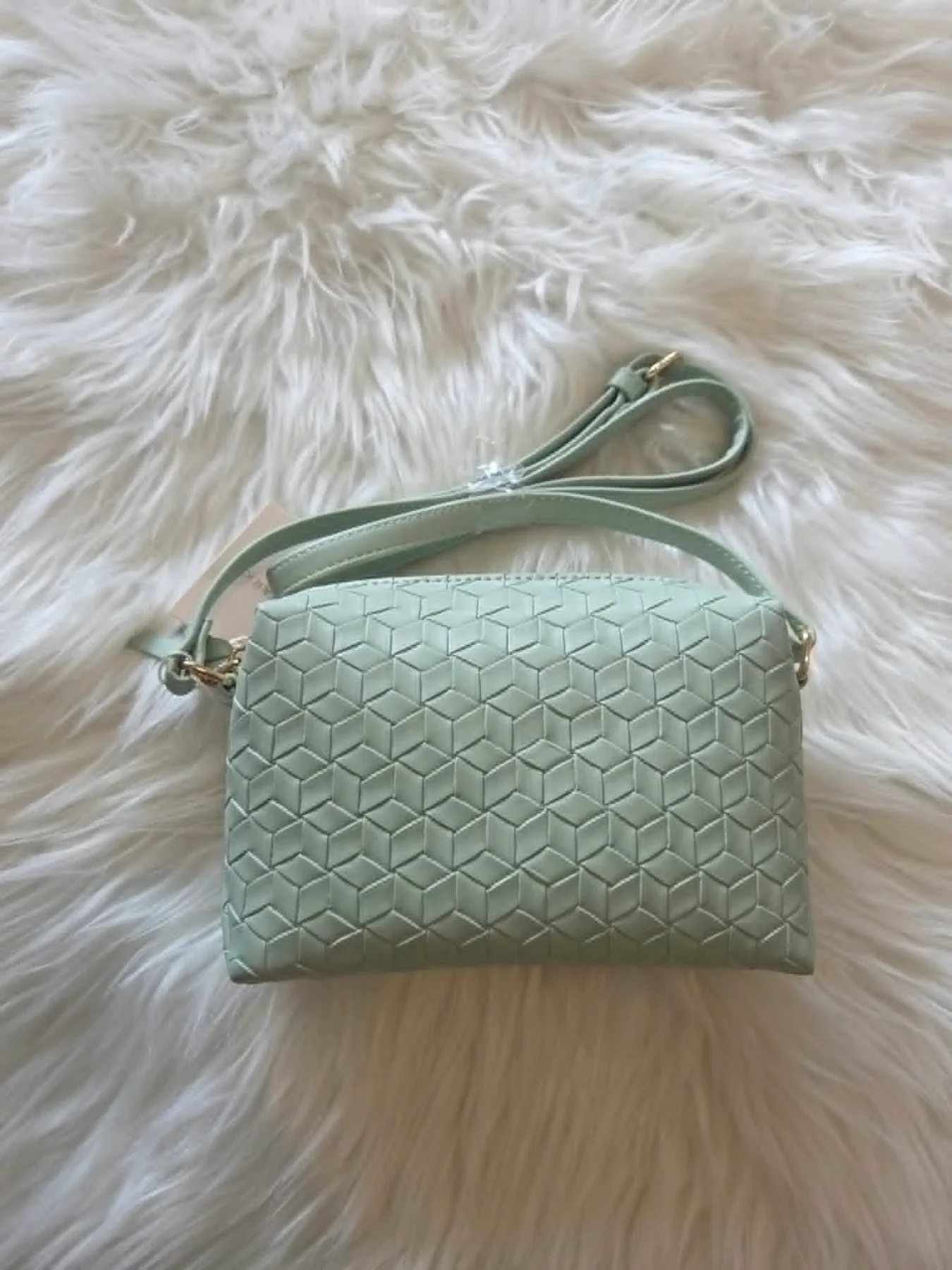 női válltáska, mentazöld női táska, pasztell zöld táska, fonott mintás táska, kisméretű női táska, crossbody táska, női táska, elegáns nyári táska, divatos női táska, geometriai mintás táska