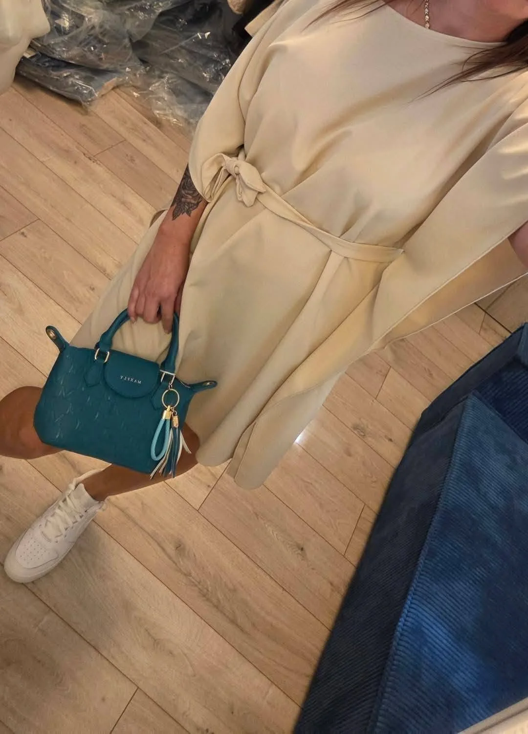 krémszínű női ruha, poncsó ruha, megkötős női tunika, lágy esésű ruha, ekrü nyári ruha, denevérujjú ruha, elegáns nyári tunika, bézs miniruha.