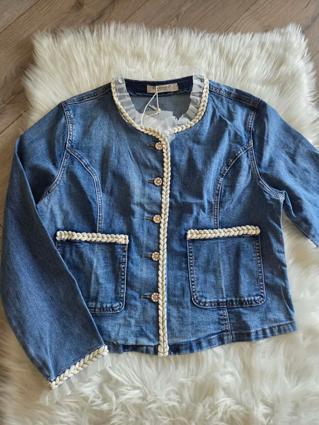 elegáns női farmerdzseki, Chanel stílusú farmerkabát, gyöngyös gombos dzseki, fonott szegélyes farmerdzseki, fodros női kabát, tavaszi farmerkabát, premium női farmer.