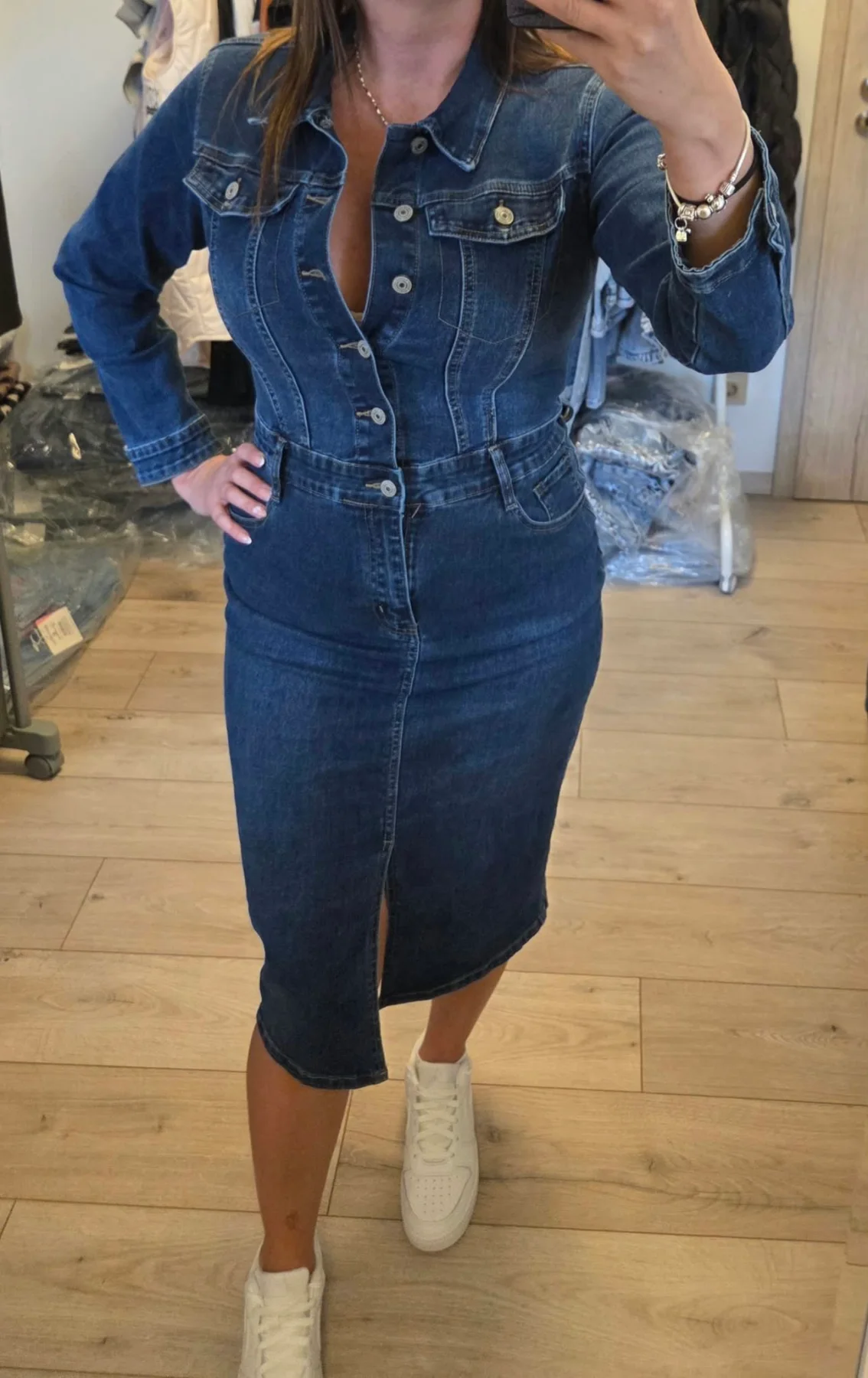 női farmer ruha, molett farmer ruha, plus size farmer ruha, gombos farmer ruha, sötétkék farmerruha, alakformáló női ruha, hasítékos farmer ruha, stretch farmer ruha, tavaszi farmer ruha.