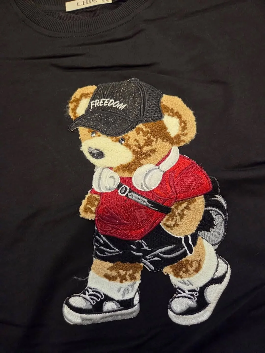 macis női pulóver, fehér macis felső, teddy bear pulóver, mintás női pulóver, pamut női felső, vagány női pulóver, kereknyakú fekete felső, nyomott mintás pulóver.
