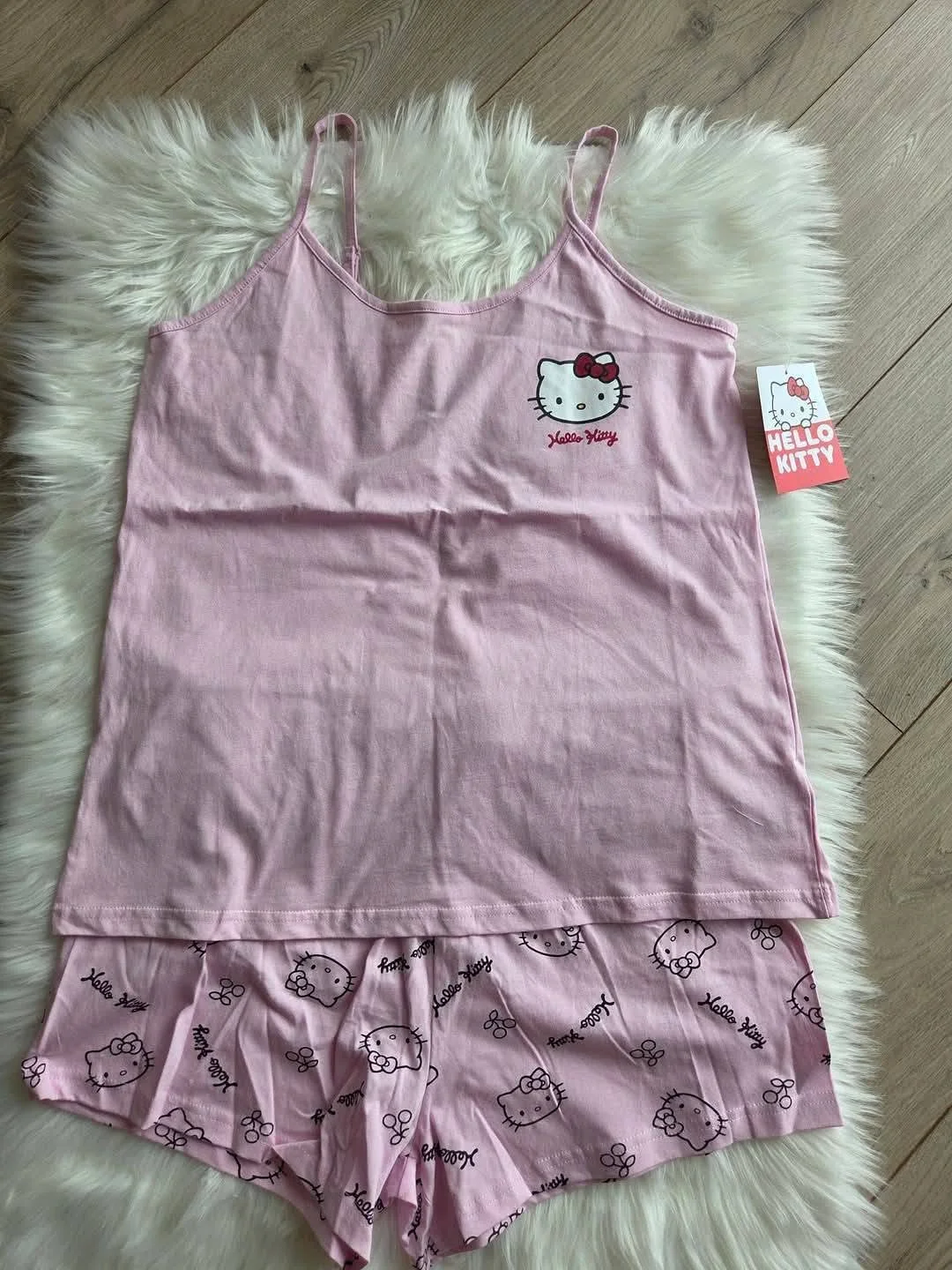 ello Kitty pizsama, rózsaszín női pizsama, pántos pizsama szett, Hello Kitty shorts, nyári női pizsama, aranyos női pizsama, pamut pizsama szett, mintás női pizsama.