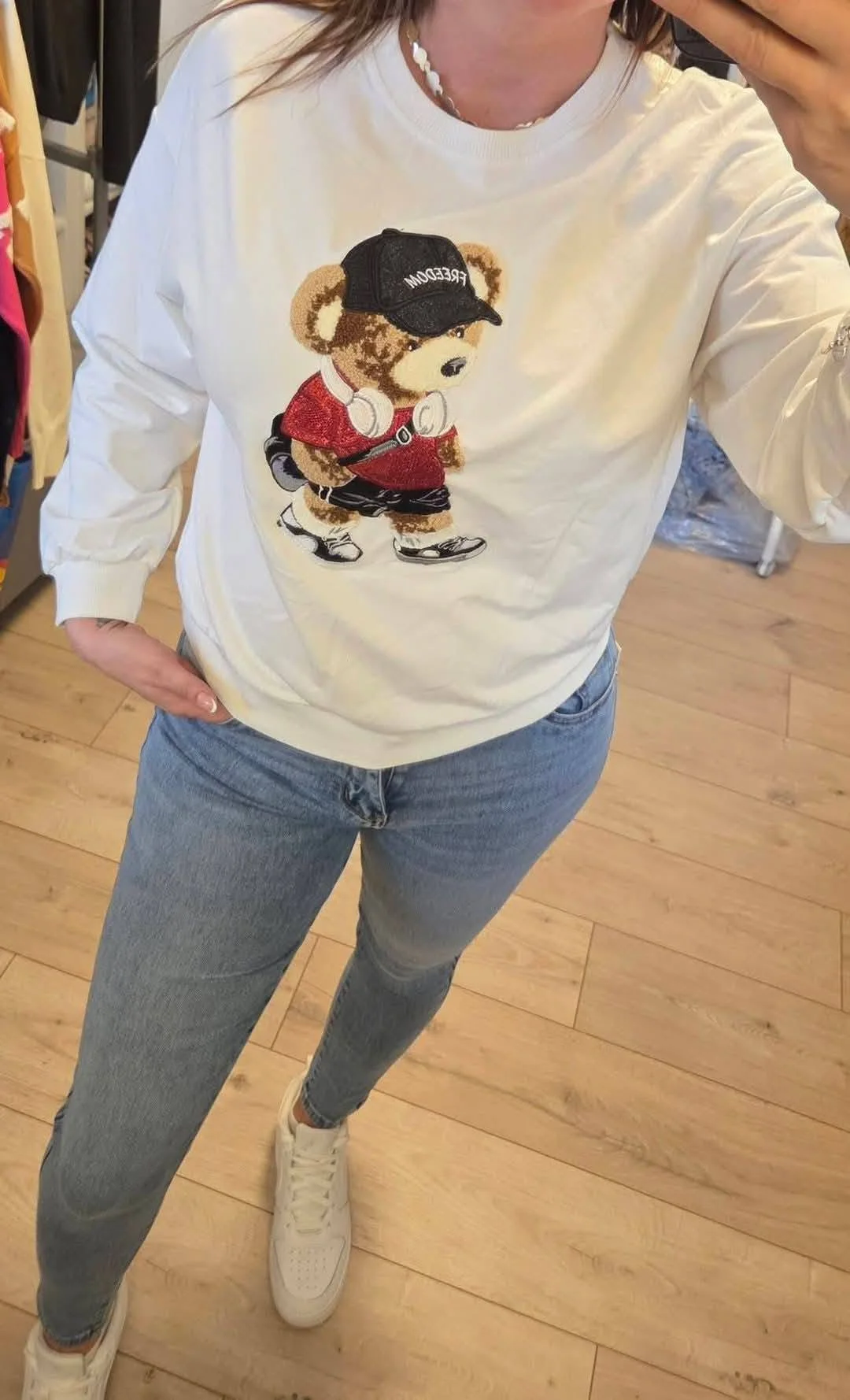macis női pulóver, fehér macis felső, teddy bear pulóver, mintás női pulóver, pamut női felső, vagány női pulóver, kereknyakú fehér felső, nyomott mintás pulóver.