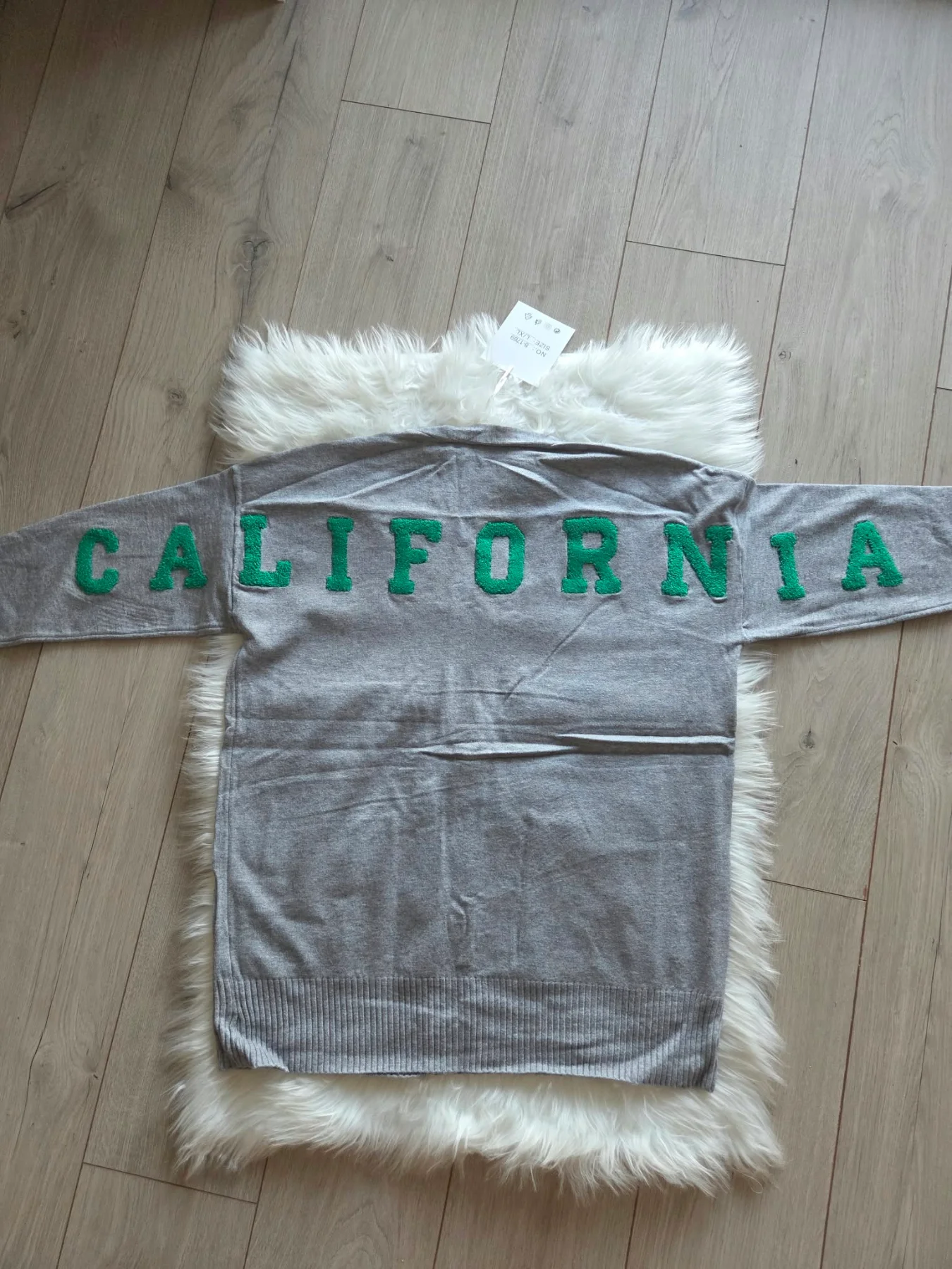 feliratos kardigán, California kardigán, kötött női kardigán, gombos kardigán, zsebes kötött felső, oversize női kardigán, puha tavaszi kardigán, Alex & Francesca kardigán.